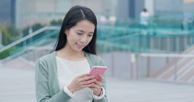 Kadın açık, cep telefonuna SMS gönderme 