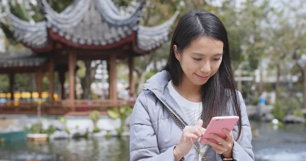 Frau Benutzt Smartphone Chinesischen Garten — Stockfoto