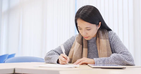 Žena Student Psaní Poznámku Knihovně — Stock fotografie
