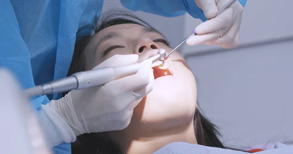 Kobiety Poddawane Wyboru Się Zębów Klinice Stomatologicznej — Zdjęcie stockowe