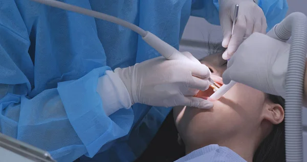 Dentista Esaminando Denti Donna — Foto Stock