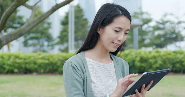 Woman Watching Tablet Computer City — Stock Photo, Image