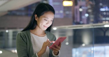 Geceleri Smartphone kullanan genç kadın 