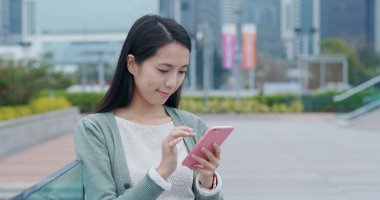 Şehirde cep telefonu kullanan kadın 