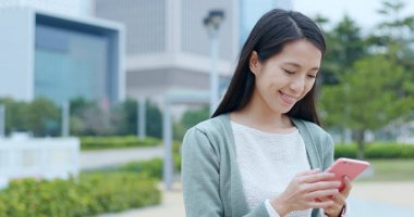 Smartphone, açık kullanan kadın 