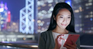 Cep telefonu kullanan kadın 