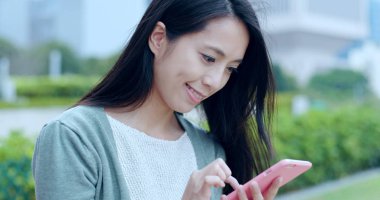 Akıllı telefon kullanan Asyalı kadın 