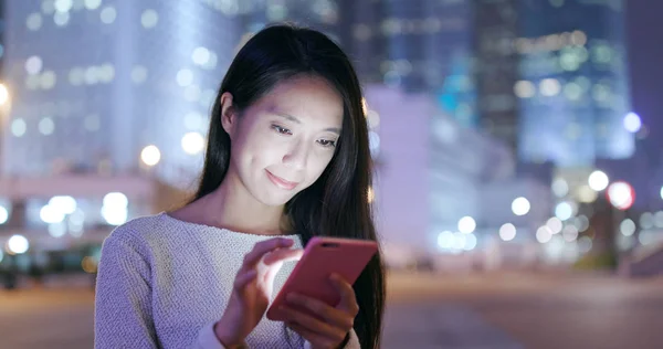 Mujer Usando Teléfono Móvil Ciudad Por Noche — Foto de Stock