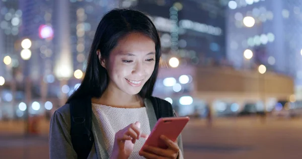 Mujer Joven Usando Teléfono Móvil Ciudad Aire Libre — Foto de Stock