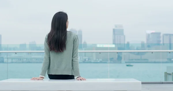 Donna Seduta Alla Panchina Guardando Vista Hong Kong — Foto Stock