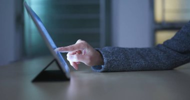 evde tablet bilgisayar kullanan kadın 