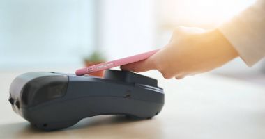 Kadın ödemek tarafından cep telefonu Nfc ile 