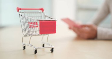 Online alışveriş konsepti ile küçük sepeti 