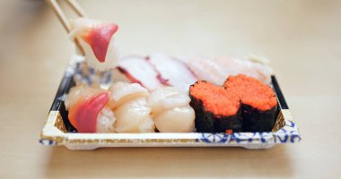 Suşi almak uzak yakın çekim 