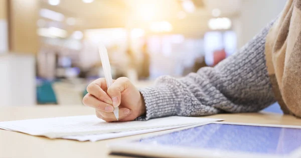 Studente Studio Sulla Sua Nota Scuola — Foto Stock