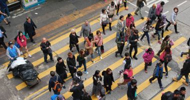 Mong Kok, Hong Kong - 26 Şubat, 2018: sokakta yürürken insanlar 