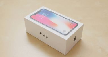 Hong Kong, Hong Kong - 01 Mart, 2018: iphonex kutusunu açmak 