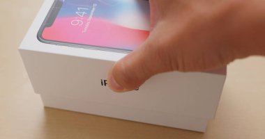 Hong Kong, Hong Kong - 01 Mart, 2018: iphonex kutusunu açmak 