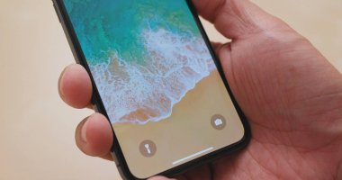 Hong Kong, Hong Kong - 01 Mart, 2018: kişi üzerinde Iphonex geçiş 