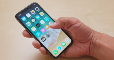 Hong Kong, Hong Kong - 01 Mart, 2018: iphonex kullanan kişi 