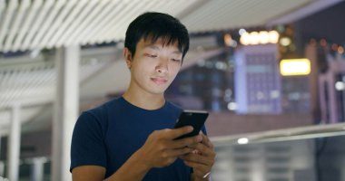 Şehirde cep telefonu kullanan bir adam 