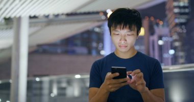 Smartphone Hong Kong şehir içinde geceleri kullanan adam 