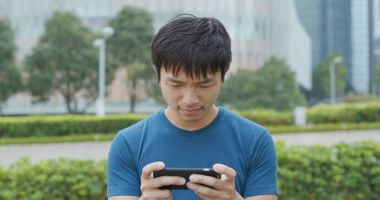 Şehirde cep telefonu kullanan bir adam 