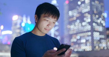 Hong Kong şehir içinde cep telefonu kullanan adam 