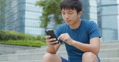 Cep telefonu açık, kullanan adam 