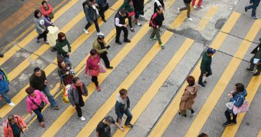 Mong Kok, Hong Kong - 26 Şubat, 2018: sokakta yürürken insanlar 