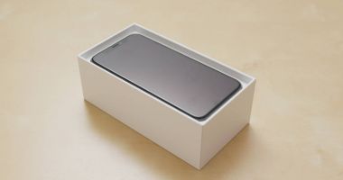 Hong Kong, Hong Kong - 01 Mart 2018: iphonex kutusunu açmak 