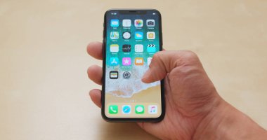 Hong Kong, Hong Kong - 01 Mart 2018: Iphonex tutan el 