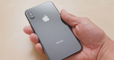 Hong Kong, Hong Kong - 01 Mart 2018: iphonex kullanan kişi 