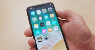 Hong Kong, Hong Kong - 01 Mart 2018: Iphonex tutan el 