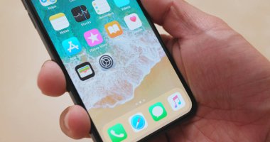Hong Kong, Hong Kong - 01 Mart 2018: Iphonex tutan el 