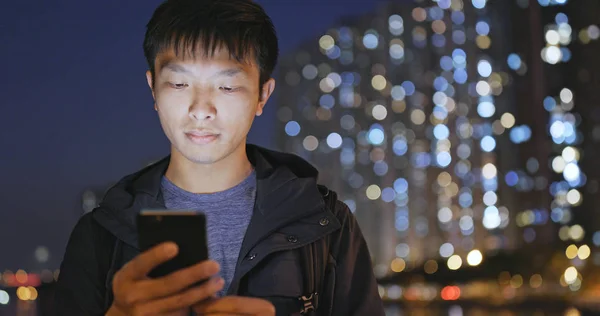 Hombre Usando Teléfono Móvil Ciudad Por Noche — Foto de Stock