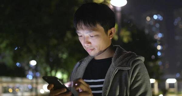 Asiatiska Man Använder Mobiltelefon City Kvällen — Stockfoto
