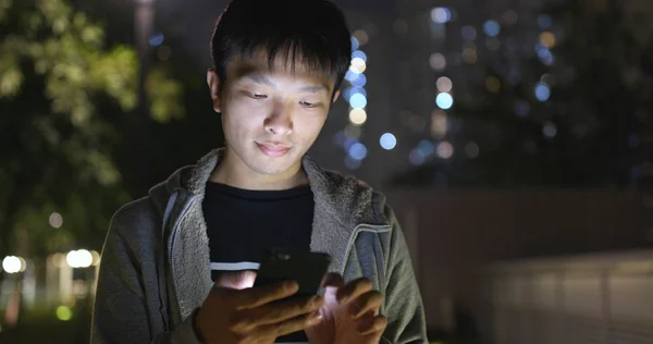 Homem Usando Telefone Celular Cidade Noite — Fotografia de Stock