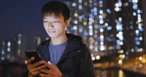 Hombre Usando Teléfono Móvil Ciudad Por Noche —  Fotos de Stock