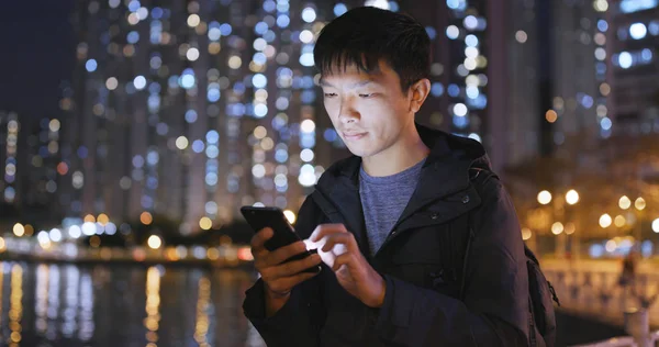 Hombre Usando Teléfono Móvil Ciudad Por Noche —  Fotos de Stock