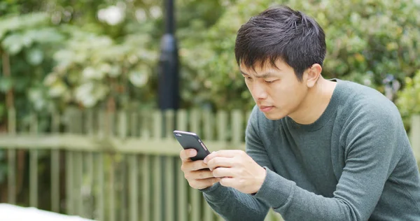 Man Använder Mobiltelefon Utomhus — Stockfoto