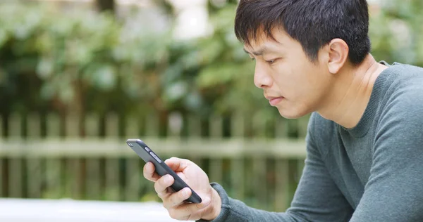 Uomo Che Utilizza Telefono Cellulare Giardino — Foto Stock