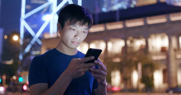Homem Asiático Usando Smartphone Cidade Noite — Fotografia de Stock