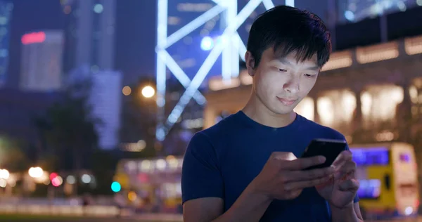 Hombre Joven Usando Teléfono Inteligente Ciudad Por Noche — Foto de Stock