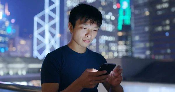 Mobiltelefon Használata Város Hong Kong Éjjel Ember — Stock Fotó