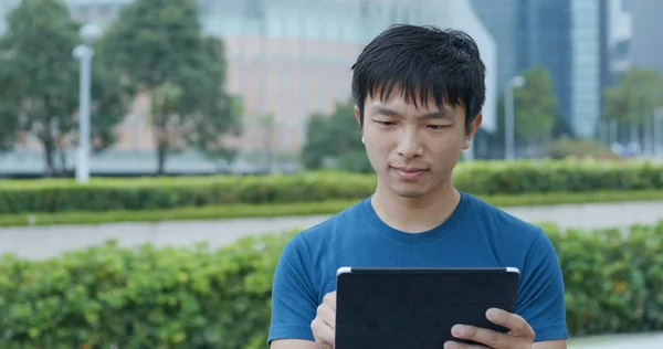 Man Använder Tablett Dator Utomhus — Stockfoto