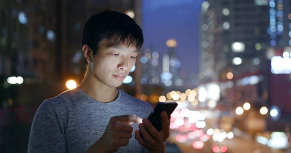 Hombre Asiático Usando Teléfono Móvil Ciudad Por Noche — Foto de Stock