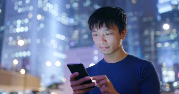 Hombre Con Teléfono Móvil Ciudad Hong Kong —  Fotos de Stock