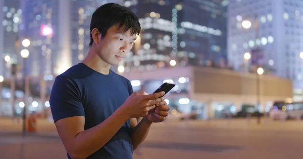 Hombre Con Teléfono Inteligente Ciudad Hong Kong Por Noche —  Fotos de Stock