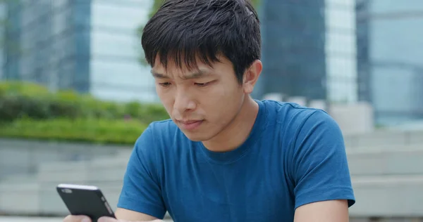 Asiatico Uomo Utilizzando Smartphone — Foto Stock